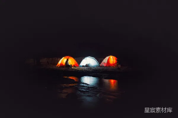 高清摄影 三顶帐篷在黑暗的夜色中发出光亮。
