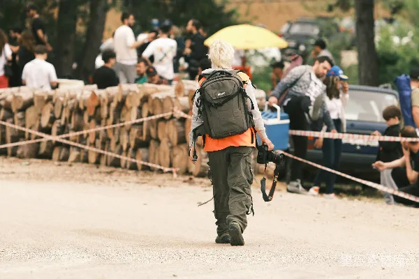 高清摄影 一群人正走过一条土路。