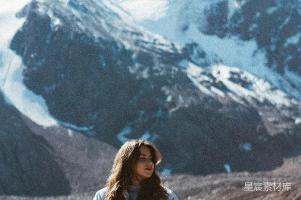 高清摄影 一个女人站在一座山前