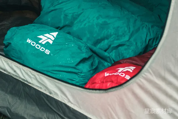 高清摄影 红白相间的圆顶帐篷