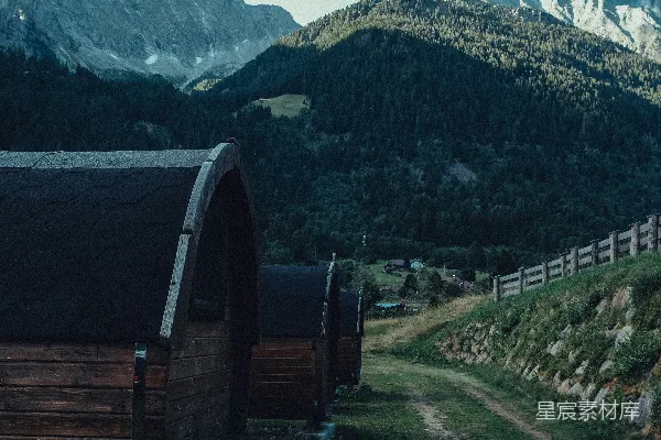 高清摄影 山景中的木制桶状小屋