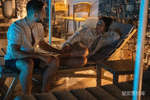 高清摄影 一对夫妇在晚上躺在躺椅上放松。