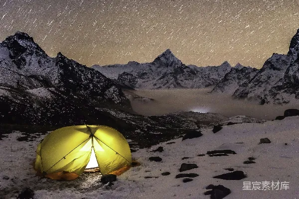 高清摄影 在雪山上，夜晚搭起的帐篷