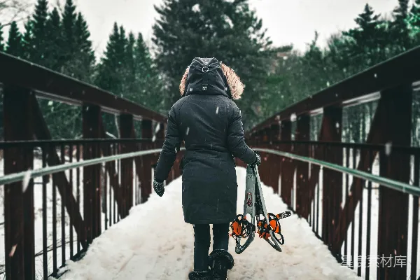 高清摄影 穿黑色夹克和黑色裤子的人在白天走在被雪覆盖的桥上。