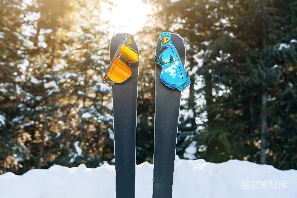 高清摄影 一双滑雪板停在积雪覆盖的地面上。