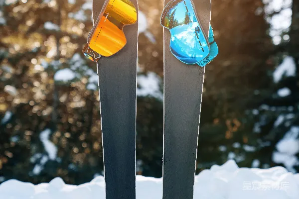 高清摄影 一双滑雪板从雪中伸出