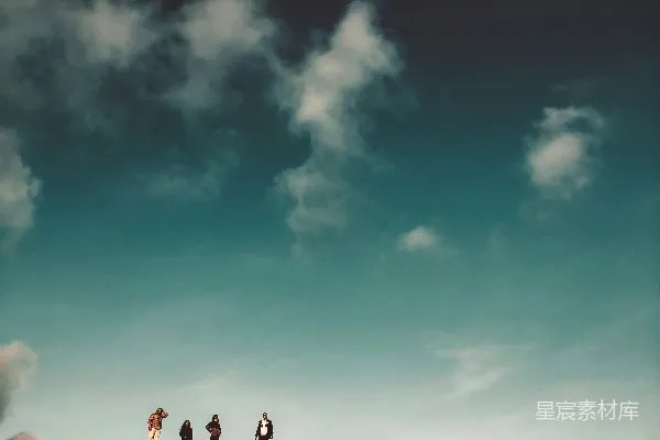 高清摄影 一个人站在棕色的岩石上，在白天的蓝天底下。