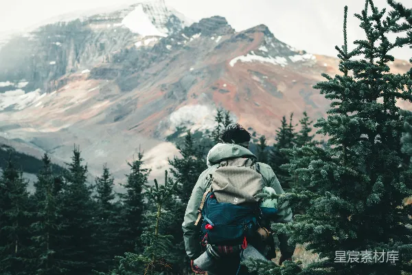 高清摄影 背着背包的人正往山上走