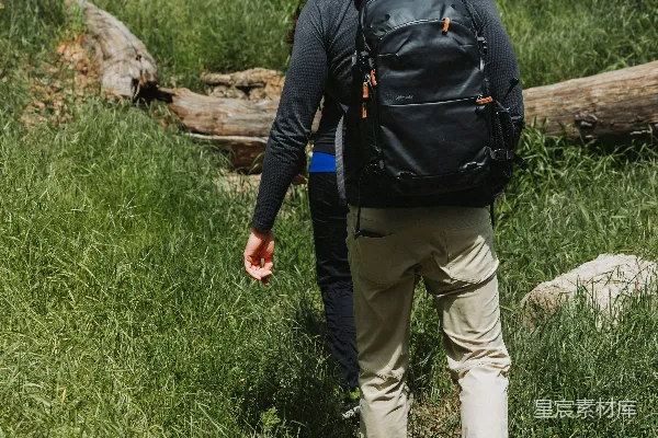 高清摄影 一个背着背包的男人正在爬山。