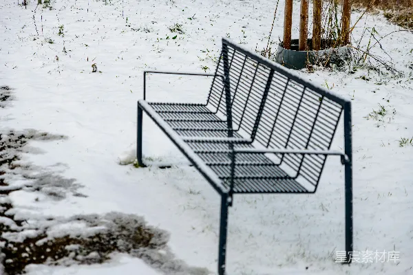 高清摄影 一个金属长凳坐在雪中