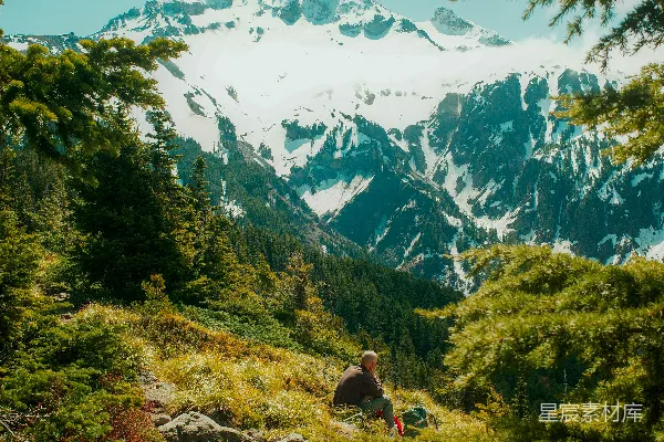 高清摄影 一个人躺在山路上，俯瞰着雪峰。