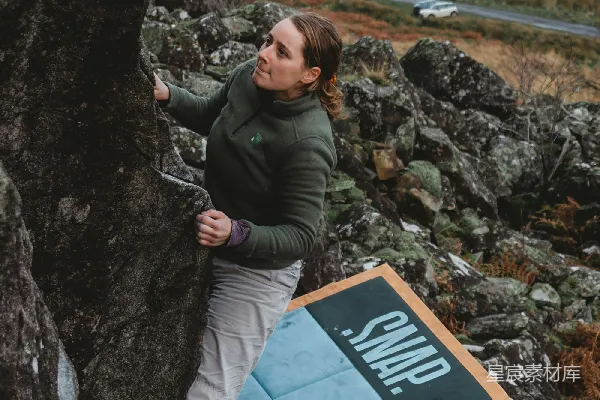 高清摄影 一个女人正在爬山