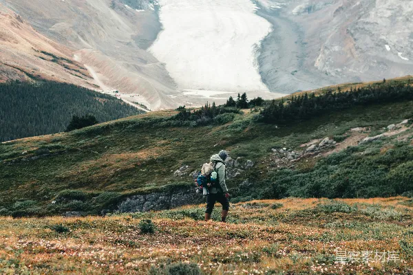 高清摄影 背着背包的人正在爬山