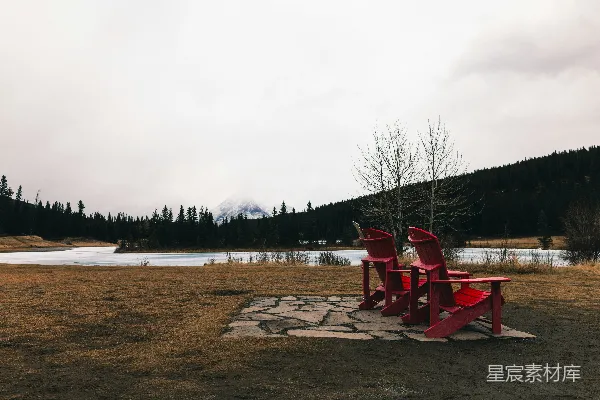 高清摄影 红色的椅子俯瞰着宁静的湖景。