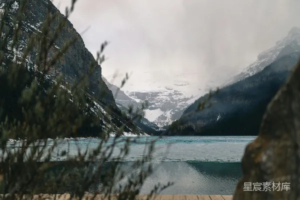 高清摄影 山间湖景，有一座木制码头。