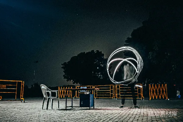 高清摄影 白钢椅在灰色混凝土地板上，夜间时分。