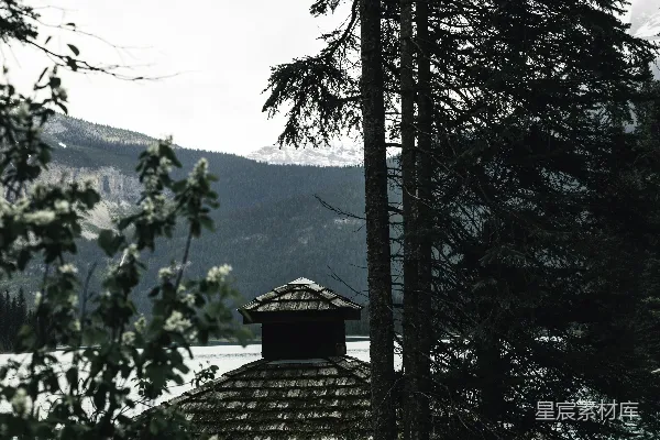 高清摄影 一座钟楼背景下的建筑物远景