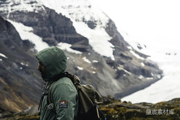 高清摄影 背着背包的男人在看山