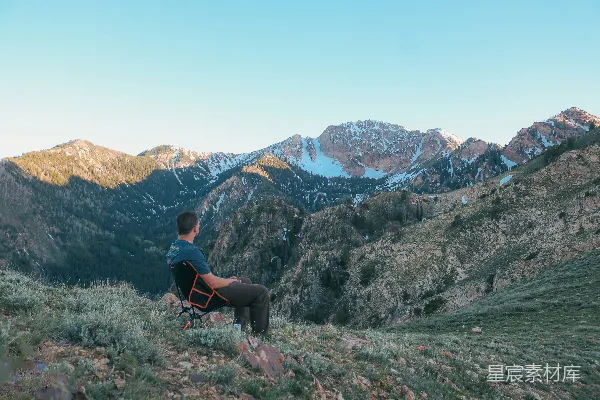 高清摄影 一个人坐在椅子上欣赏山景。