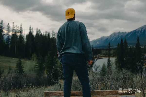高清摄影 一个人正在看山景。