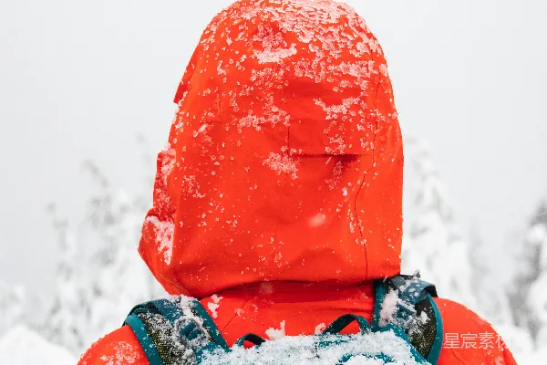 高清摄影 穿红色连帽衫的人被雪覆盖着