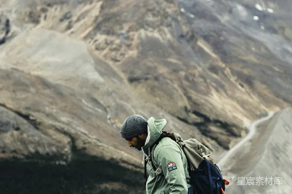 高清摄影 一个背着背包的男人正在爬山。