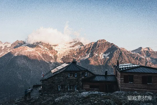 高清摄影 一座位于山丘上的房子，背景中有一座山。