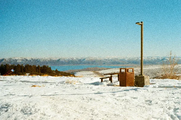 高清摄影 白雪覆盖的景观，湖水和山脉在晴朗的天空下。