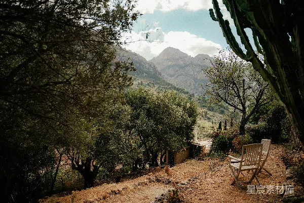 高清摄影 风景如画的山景，有树木和椅子。