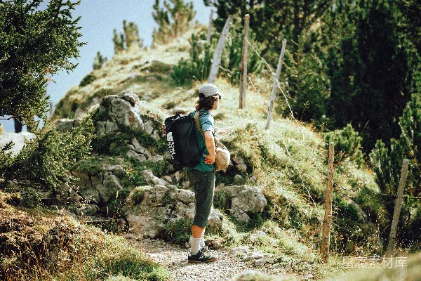 高清摄影 背着背包的徒步者在登山小路上行走