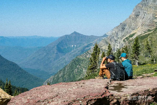 高清摄影 两名徒步旅行者欣赏着广阔的山间景色。