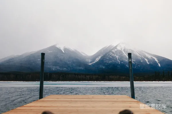 高清摄影 在码头上放松，享受着山景。