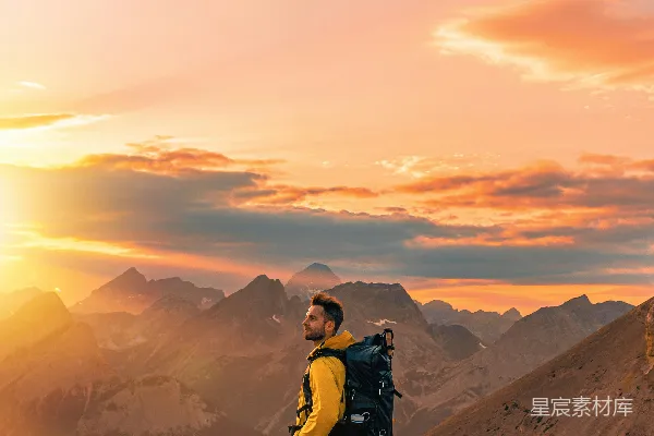 高清摄影 一个男人站在岩石山顶上。