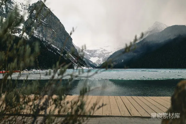高清摄影 山峦和湖泊在阴云密布的天空下。
