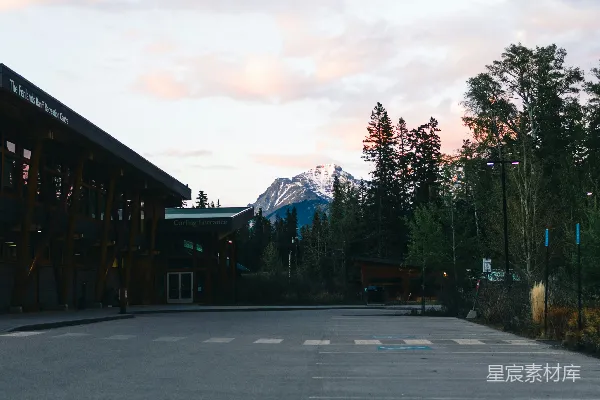 高清摄影 空旷的停车场在黄昏时分可见山景。