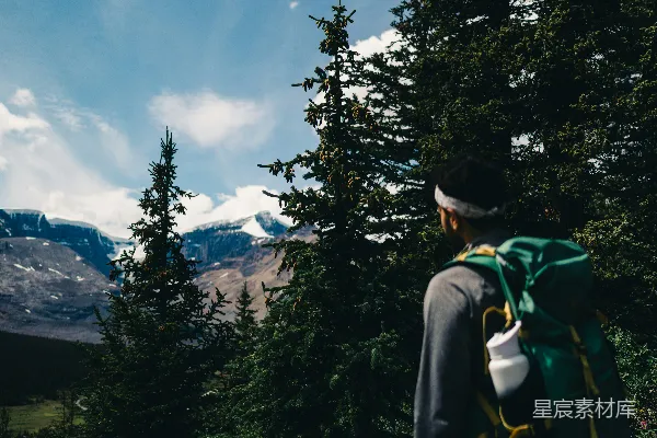 高清摄影 徒步者欣赏着风景如画的山景。