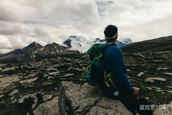 高清摄影 徒步者欣赏着山脉的美景。