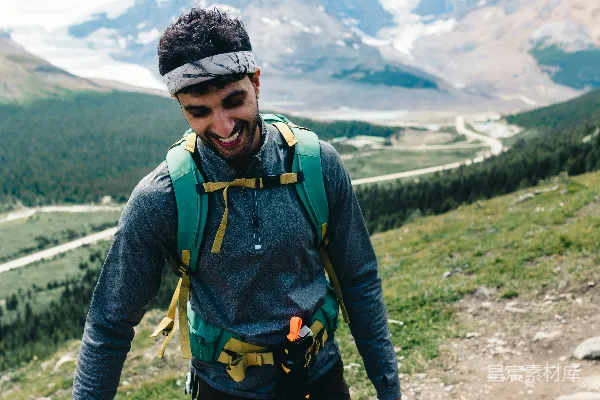 高清摄影 男人背着风景如画的山景徒步登山。