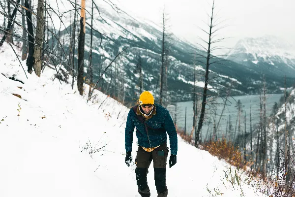 高清摄影 一个男人正在雪山上滑雪。