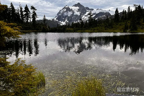 高清摄影 雪山倒映在宁静的湖面上。