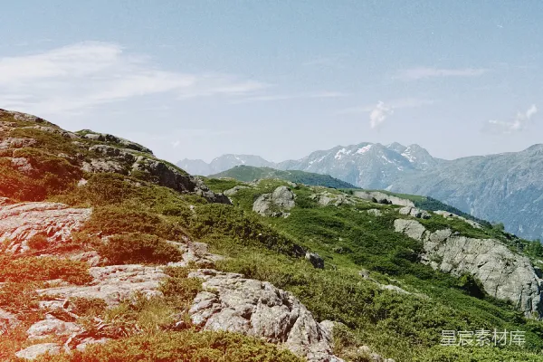 高清摄影 绿色的岩石山脉景观，远处的山峰隐约可见