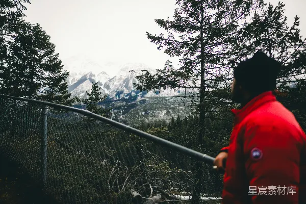 高清摄影 男人在远处眺望着一片雪山。