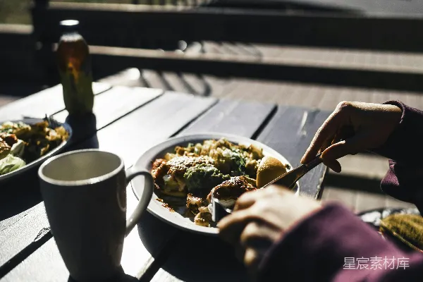 高清摄影 一个人在阳光明媚的户外用餐。