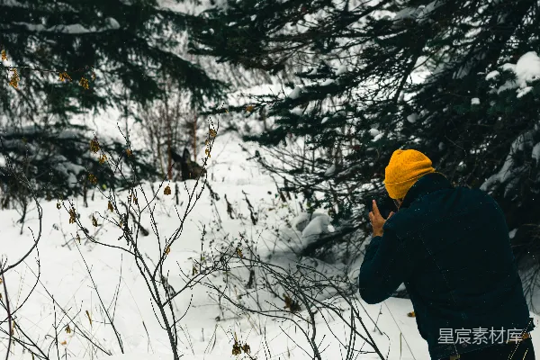高清摄影 一个站在雪中的人正在拍照。