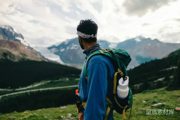 高清摄影 徒步者在旅途中欣赏山景。