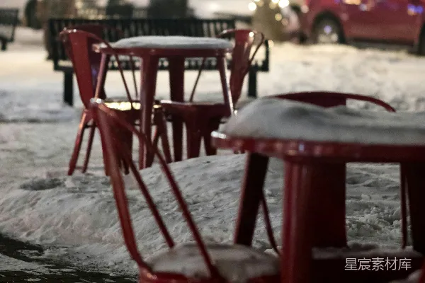 高清摄影 外面的红桌子和椅子上覆盖着雪。