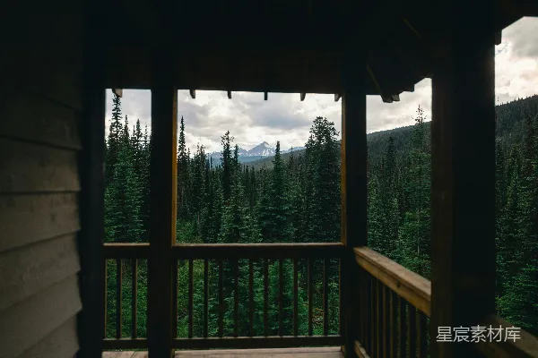 高清摄影 从一个破旧的木制小屋露台俯瞰山林景色。