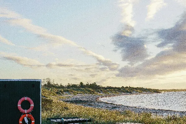 高清摄影 海滨野餐区，墙上挂有救生圈。