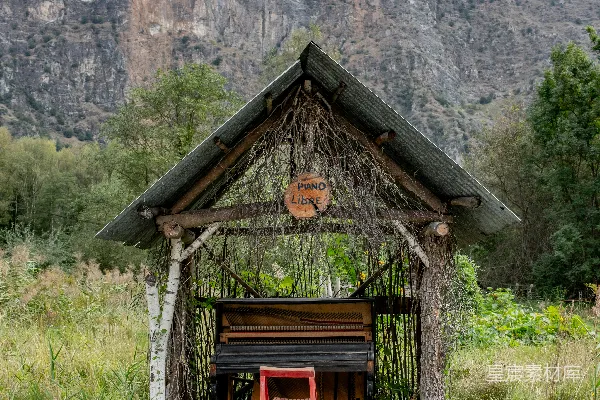 高清摄影 一座小避难所，背景是山
