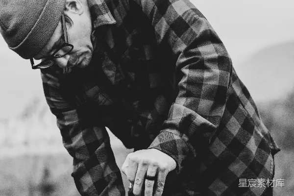 高清摄影 灰度照片中的男人拿着一个容器